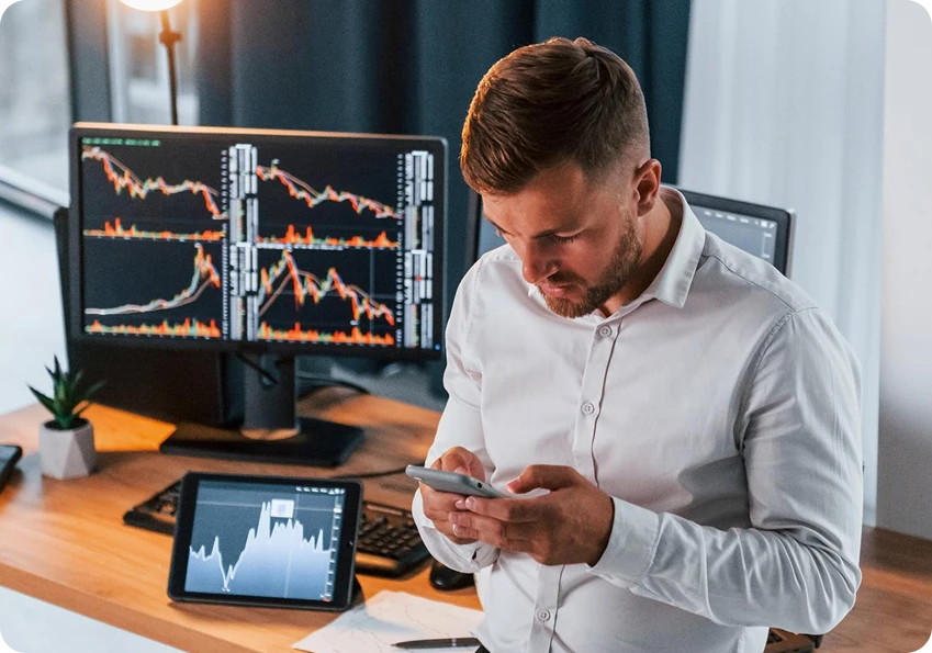Profesional revisando datos de trading desde un m?vil