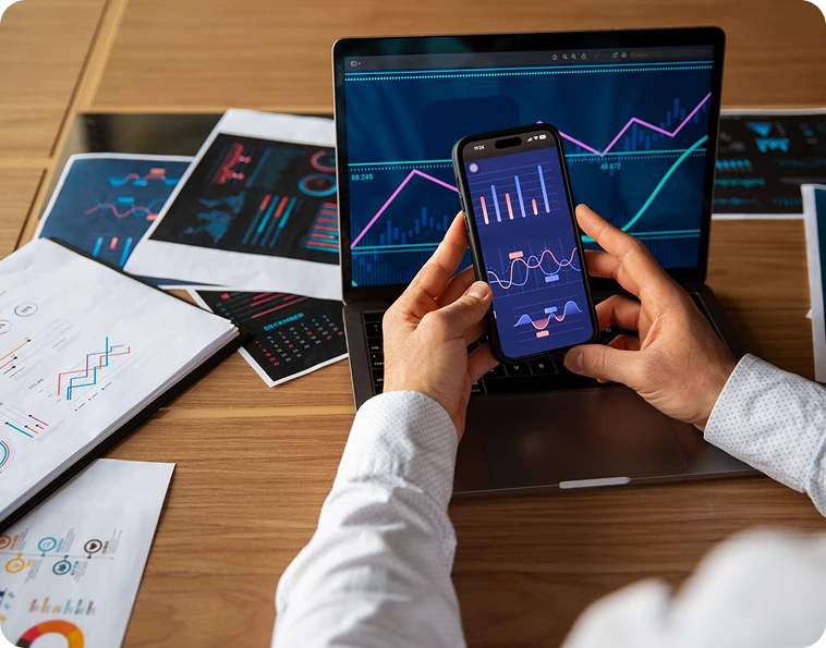 Manos usando una tableta con gr?ficos de trading