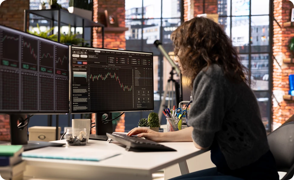 Persona analizando gr?ficos de trading en una oficina