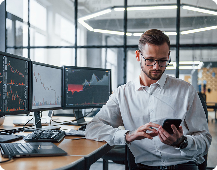 Profesional revisando gr?ficos de trading en una oficina